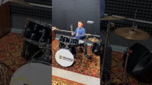 десятилетний мальчик круто играет на барабанах