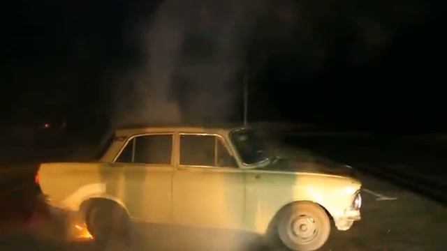 Москивч 412 Отжиг резины на парковке ТРЦ "Фабрика" г. Херсон. смотреть онлайн
