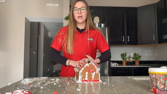EA Spotlight 6: Engineering a Gingerbread House with Carly! смотреть онлайн