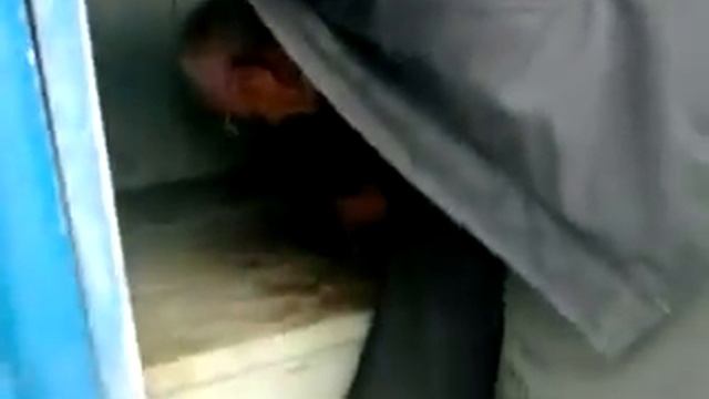 как достать мобильный телефон с туалета смотреть онлайн