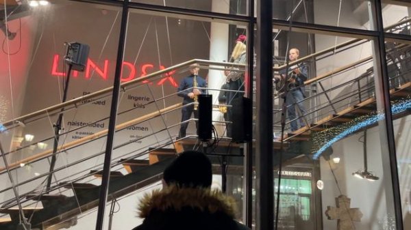 Таллинн, Живые ОКНА на улице ВИРУ. Поющие окна ВИРУ. ЭСТОНИЯ | 18 декабря 2021 | 4K - Walking Tour