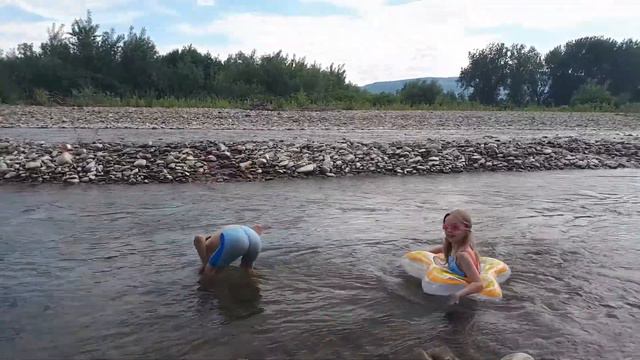 Перше купання в річці 2021 смотреть онлайн