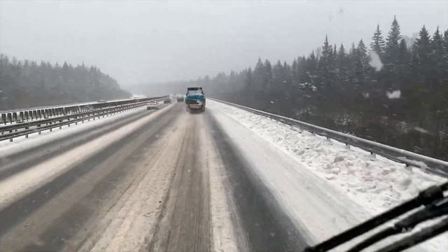 Водитель вылетел в лобовое. Снежный плен на АЗС ТРАССА. смотреть онлайн
