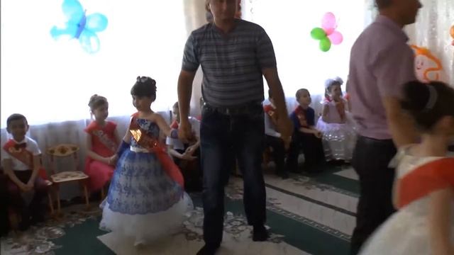 Танец пап с дочками! Выпускной 2016... Зимовниковский район д/с "Аленка" группа №8 "Клубничка" смотреть онлайн