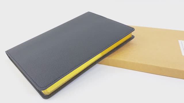 Черные ежедневники с золотистым срезом блока Mark смотреть онлайн