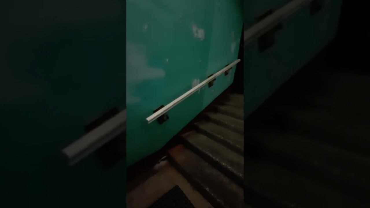 Мне в подъезде наконец-то на первом марше ступенек сделали нормальные перила смотреть онлайн