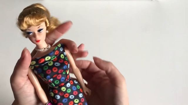Обзор куклы 35th Anniversary Barbie. Первая кукла Барби в нарядах 60-х годов и купальнике ponytail смотреть онлайн