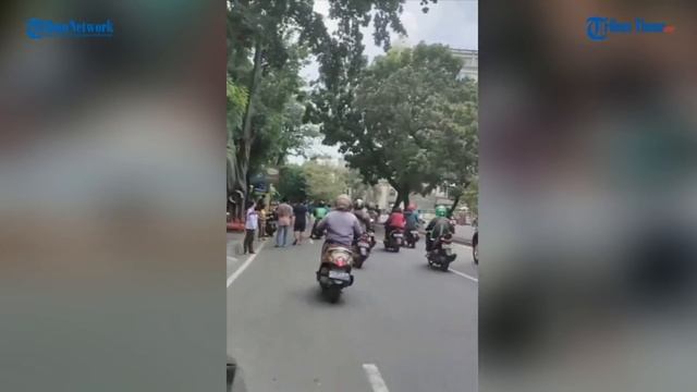 Video Viral Debt Collector Rampas Paksa Motor Pengemudi Ojol, Polisi Amankan Seorang Pelaku смотреть онлайн
