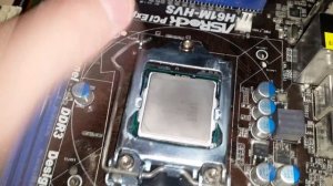 Как установить процессор в сокет и нанести термопасту