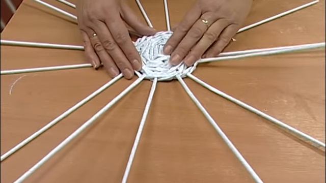 Плетение корзинки из бумаги смотреть онлайн