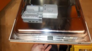 Не запускается посудомоечная машина.  Не закрывается.