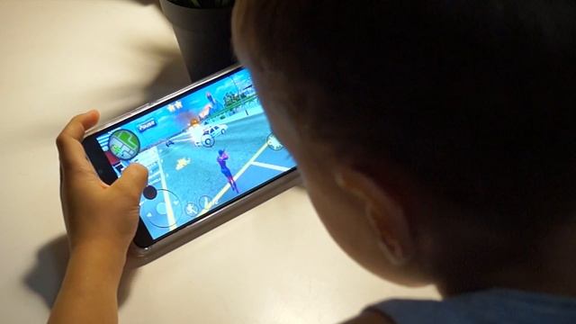 Геймплей: Андрей играет в "Человека-паука" на телефоне смотреть онлайн