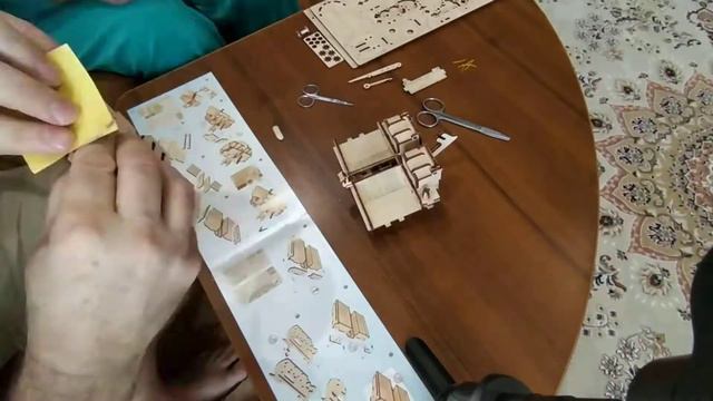 Сборка конструктора UGEARS | Механическая модель «Антикварная шкатулка» смотреть онлайн