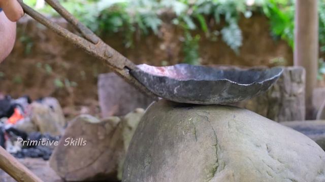 PRIMITIVE BLACKSMITH | Forging iron pan, Cooking смотреть онлайн