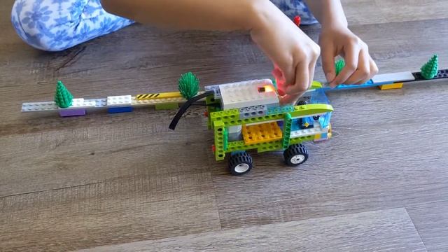 Lego Bus using Lego WeDo 2.0 and classic смотреть онлайн