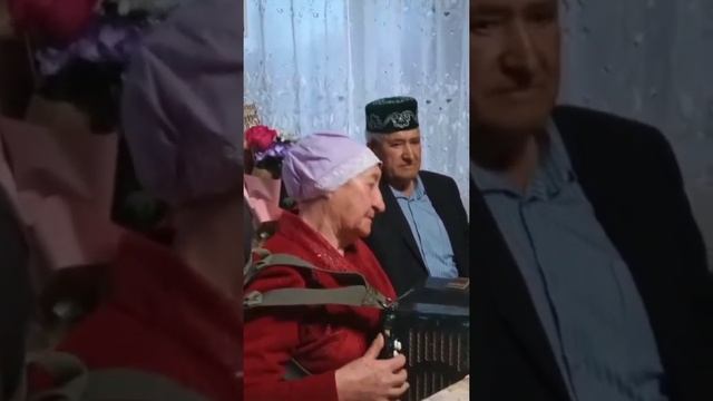Бабушке 85 лет. Посмотрите как поёт и играет на гармони. Восхищаюсь! смотреть онлайн