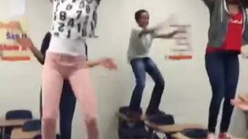 Афроамериканка допрыгалась на парте в школе и ... смотреть онлайн