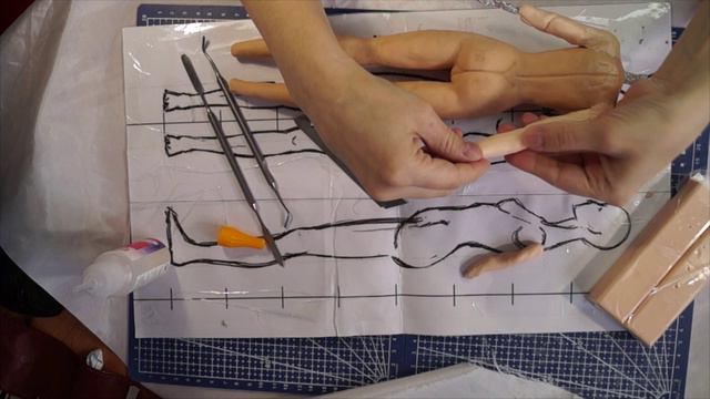 Шарнирная кукла с нуля часть 5 лепим руки смотреть онлайн