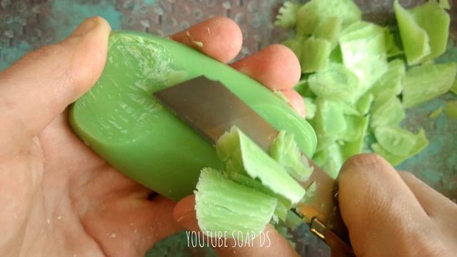 PALMOLIVE CUCUMBER SOAP 🥒 CUTTING | ASMR CARVING | RELAXING SOUNDS | Резка чешуйчатого мыла | АСМР смотреть онлайн