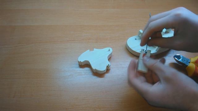 Северный олень из дерева, дозирующий конфеты . смотреть онлайн