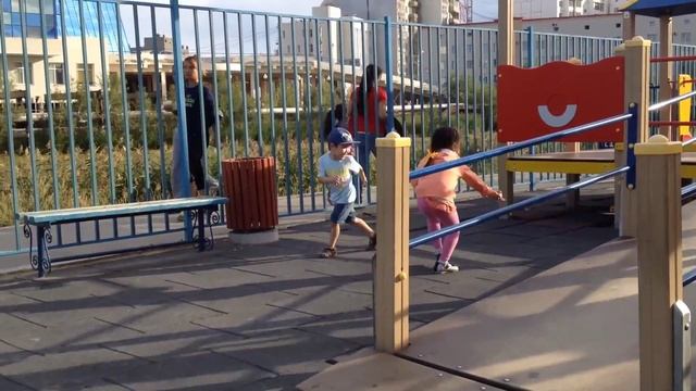 #1 - Три брата отдыхают и гуляют по городу. Three brothers playing in the playground. смотреть онлайн