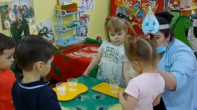НОД в первой младшей группе (ЧХЛ, опытно-экспериментальная деятельность) Тема: «Волшебница-Капелька смотреть онлайн