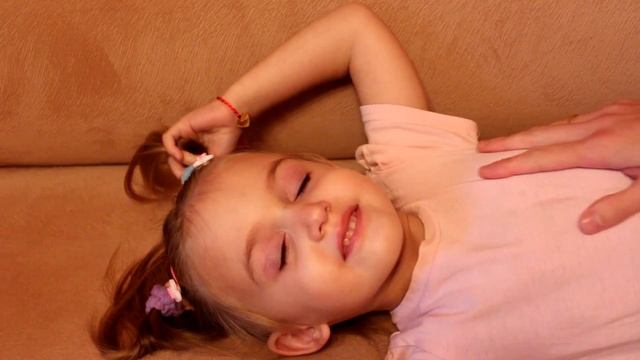 КАК ЗАКАПАТЬ ГЛАЗНЫЕ КАПЛИ РЕБЁНКУ ЛЕГКО И БЕЗ СЛЁЗ! смотреть онлайн