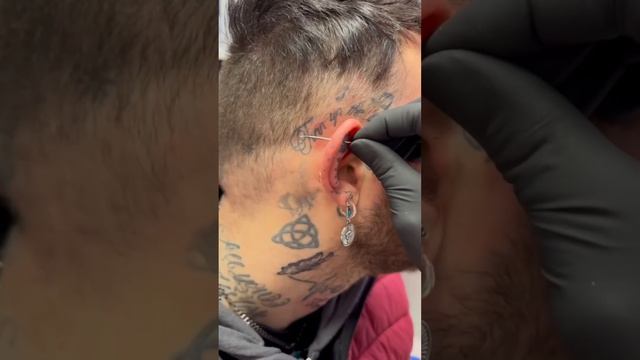 ⚡️Flat piercing done with our 14k lightening bolt #earpiercing #flatpiercing #shorts смотреть онлайн