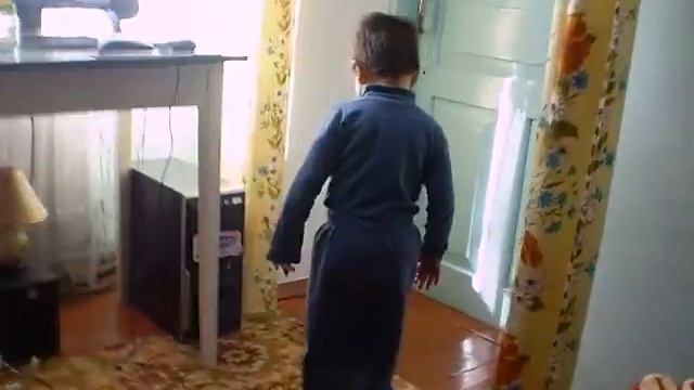 Таня в коляске, а Серёжа танцует. смотреть онлайн