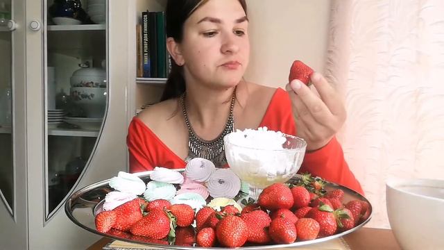 EATING ASMR МУКБАНГ КЛУБНИКА СО СЛИВКАМИ| смотреть онлайн