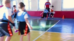 Игра в тэг-регби в школе