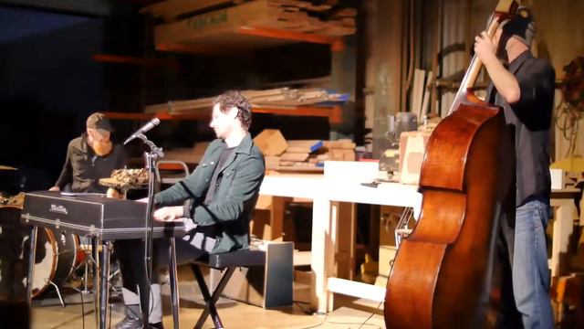 You Never Can Tell - Sasha Smith Trio смотреть онлайн