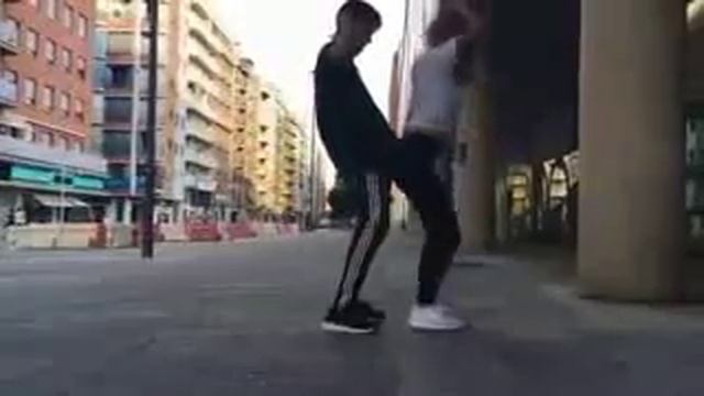 Парень и девушка танцуют (шафл)(shuffle) смотреть онлайн