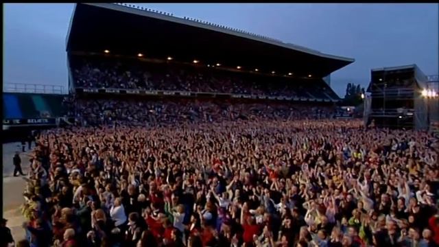 NEIL DIAMOND - SWEET CAROLINE  (LIVE-2002)