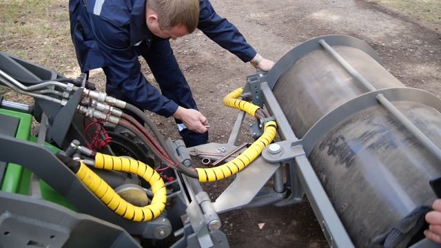 Мини-погрузчик FRONTMEN 320 очистил прилегающую территорию детского оздоровительного лагеря смотреть онлайн