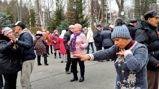 ОСТОРОЖНЫМ БУДЕТ ПЕРВЫЙ МОЙ ШАГ!???/ТАНЦЫ В ПАРКЕ ГОРЬКОГО ХАРЬКОВ ФЕВРАЛЬ 2022 смотреть онлайн