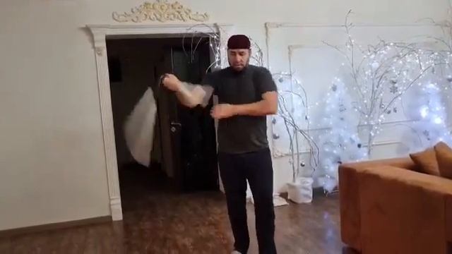 Нука Успанов ?? ? разминка перед игрой на гитаре смотреть онлайн