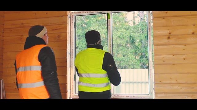 Поставить окна без обсады и учесть зазор в деревянном доме. смотреть онлайн