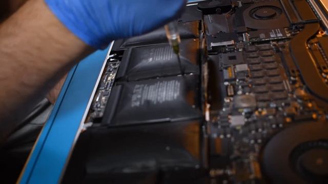 Replacing a Swollen Battery on a Macbook Pro 2015 15-inch смотреть онлайн