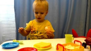 Малыш Саша учится делиться