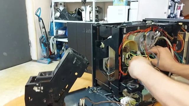 Кофемашина Siemens не делает кофе, вода сливаемся в потдон смотреть онлайн