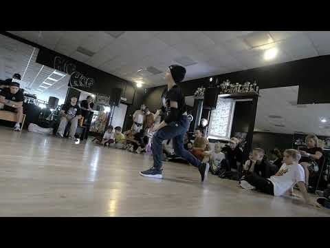 Брейкданс батл ↔ Дети до 9 лет ↔ Lil Nikolos vs bboy ↔ 1'4 ↔ WHO IS WIN #whoiswin #bmvideo смотреть онлайн