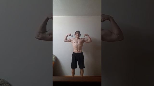 к пляжному сезону не готов. позы делать не умею. #спорт #пресс #жир #руки #баночки #бицепс #нет