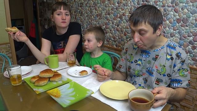 МУКБАНГ БЛИНЫ С ТВОРОГОМ И ПИРОЖКИ С ЧАЕМ | MUKBANG PANCAKES WITH COTTAGE CHEESE AND PIES WITH TEA смотреть онлайн