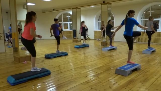 Фитнес центр Асик. Степ аэробика с Кристиной Кабановой. смотреть онлайн