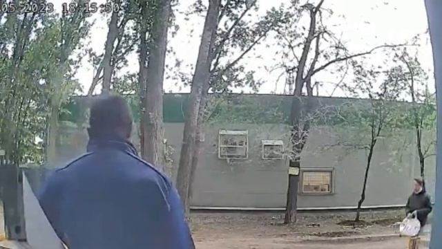 Жители Солнечного украли из подъезда двери лифта. Видео смотреть онлайн