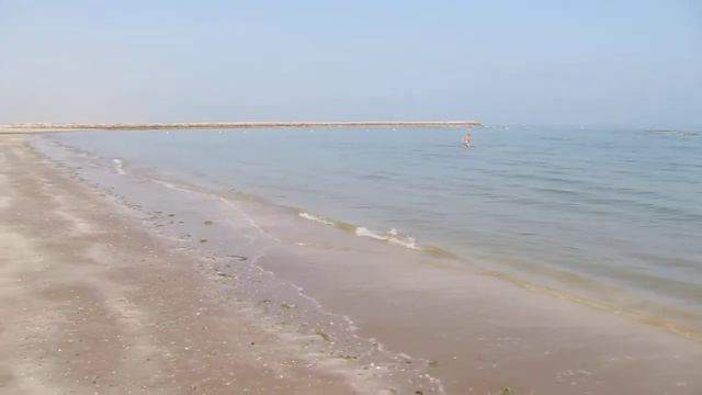 200 ОАЭ Рас аль Хайма The Cove Rotana Resort Ras Al Khaimah Пляж во время отлива смотреть онлайн