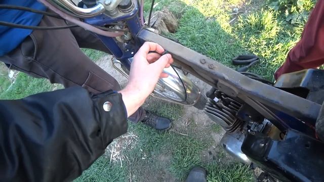 Учу школьника ремонту мопеда карпаты, как же это тяжело смотреть онлайн