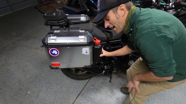 Carrying Spare Fuel on the Royal Enfield Himalayan смотреть онлайн