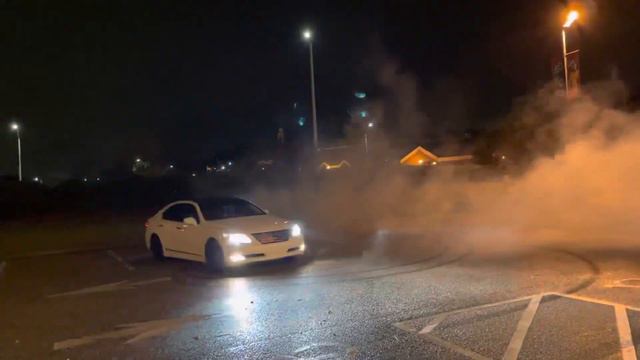 How to drift n do a donut in an LS460 Lexus the rite way смотреть онлайн